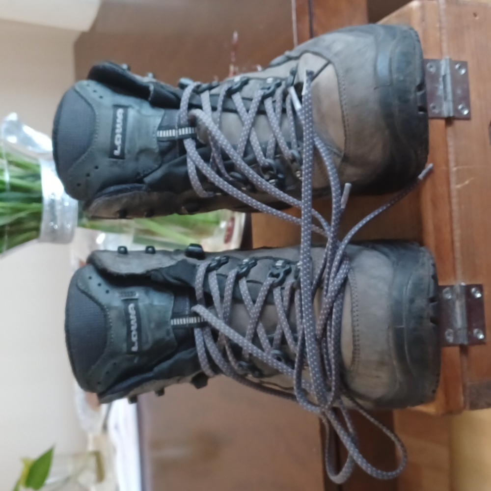 LOWA Mens GoreTex Hiking Boots, Size 10M